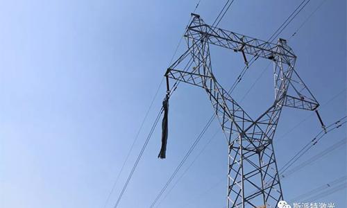 人工清除鐵路電網上的飄掛物