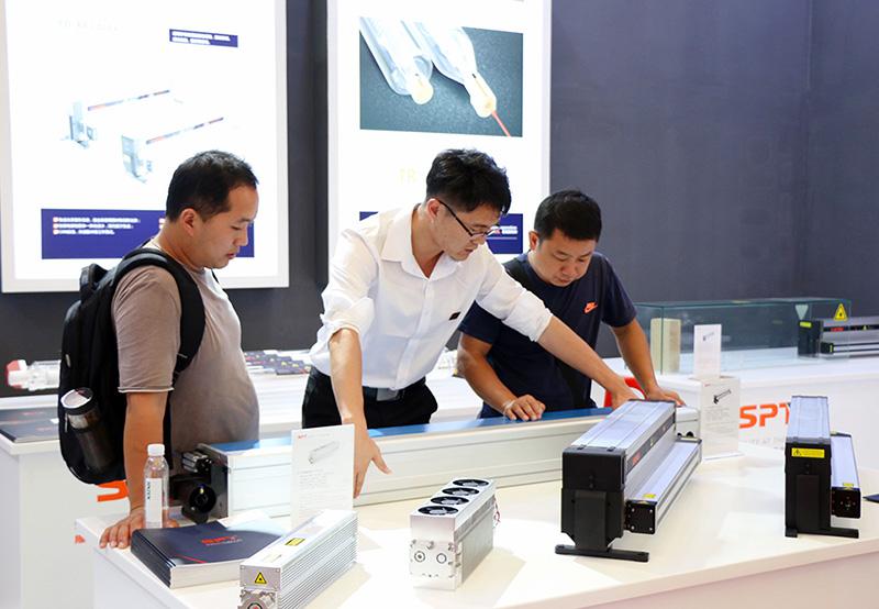 斯派特激光服務團隊在為客戶介紹射頻激光器